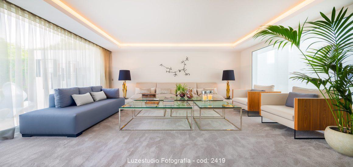 panoramica arquitectura interior salón amplio con 2 sofas y grandes mesas de centro deco fotografiado por fotógrafo de interiores en Madrid