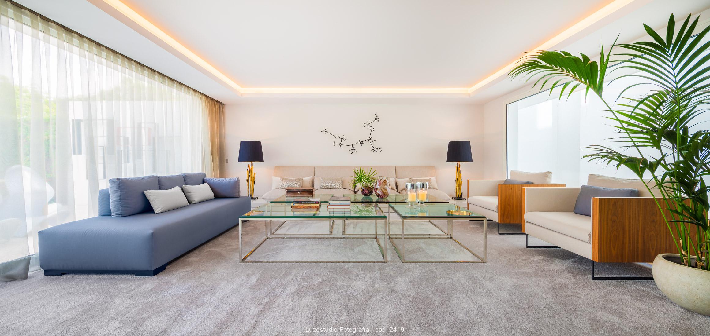 panoramica arquitectura interior salón amplio con 2 sofas y grandes mesas de centro deco fotografiado por fotógrafo de interiores en Madrid