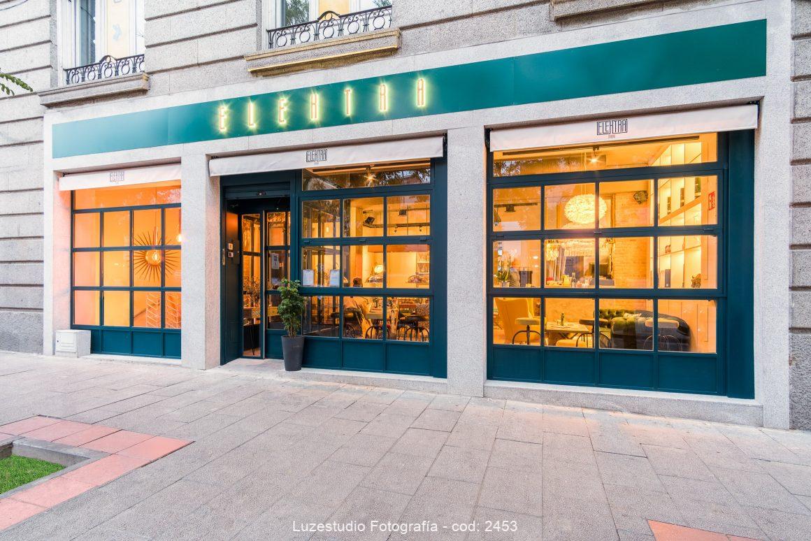 fachada restaurante elektra en madrid con luz calda encendida