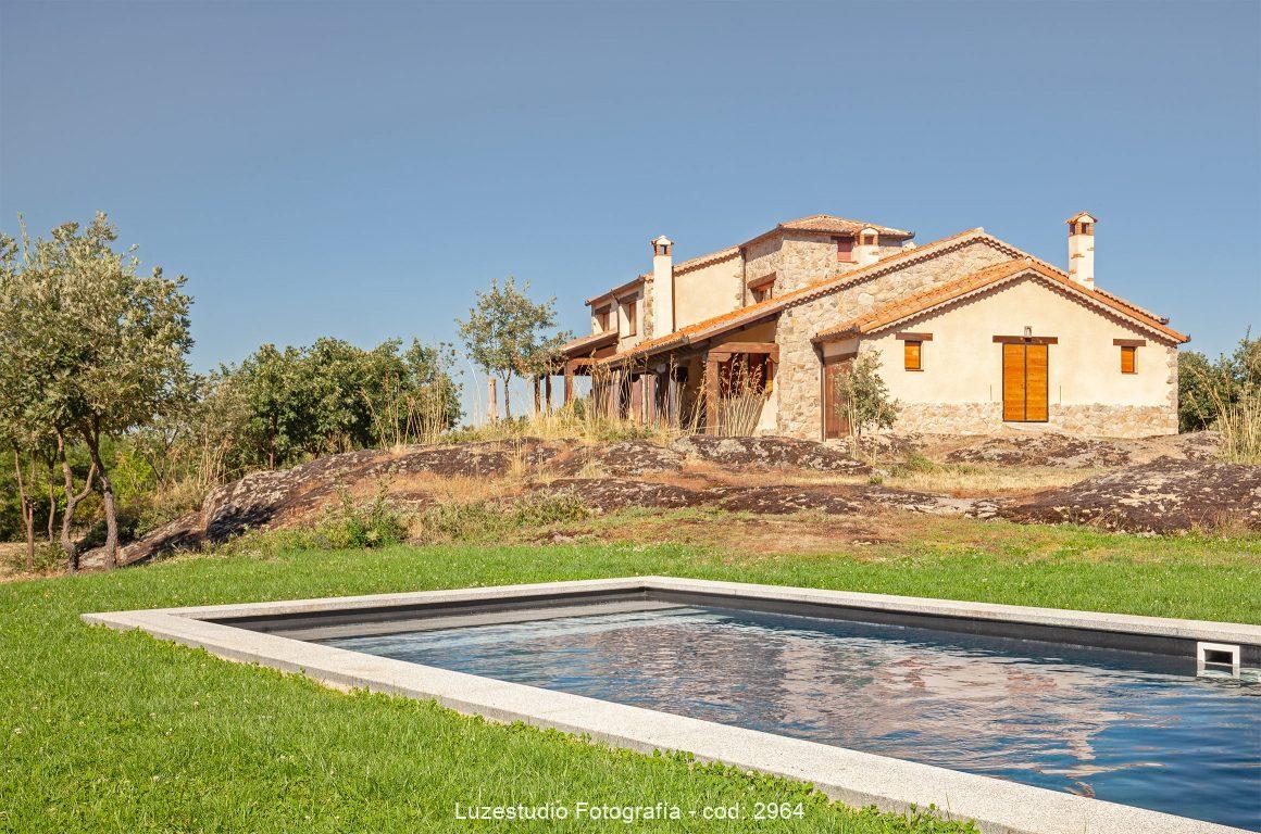 casa rural rehabilitada de piedra con piscina en segovia