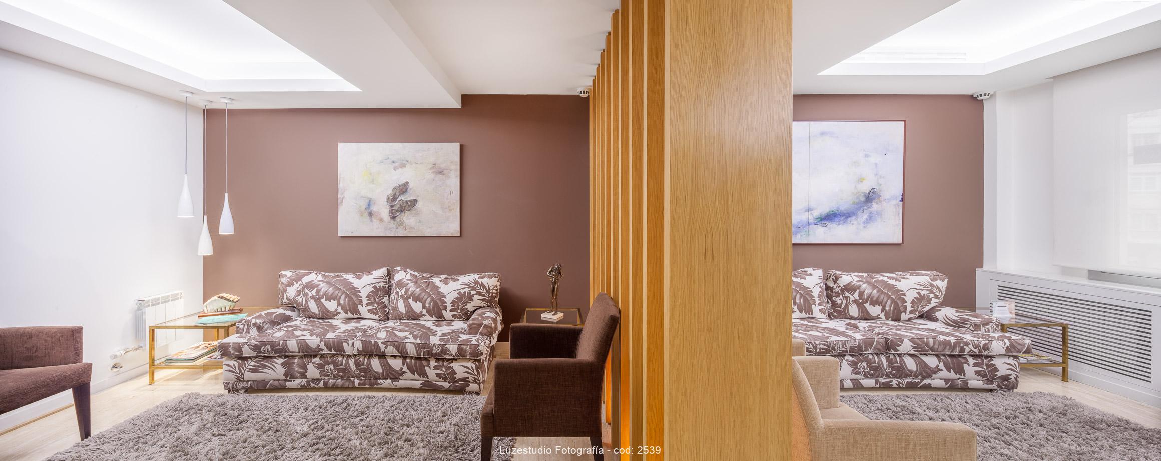 sala de espera pacientes dentista con sofa mesitas y alfombras de pelo largo