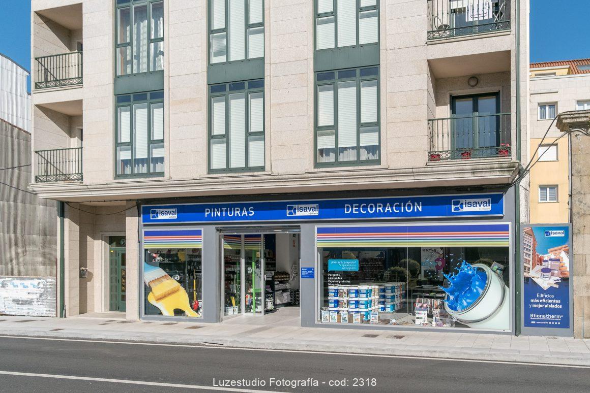 edificio de ribeira galicia con fachada de tienda pinturas isaval
