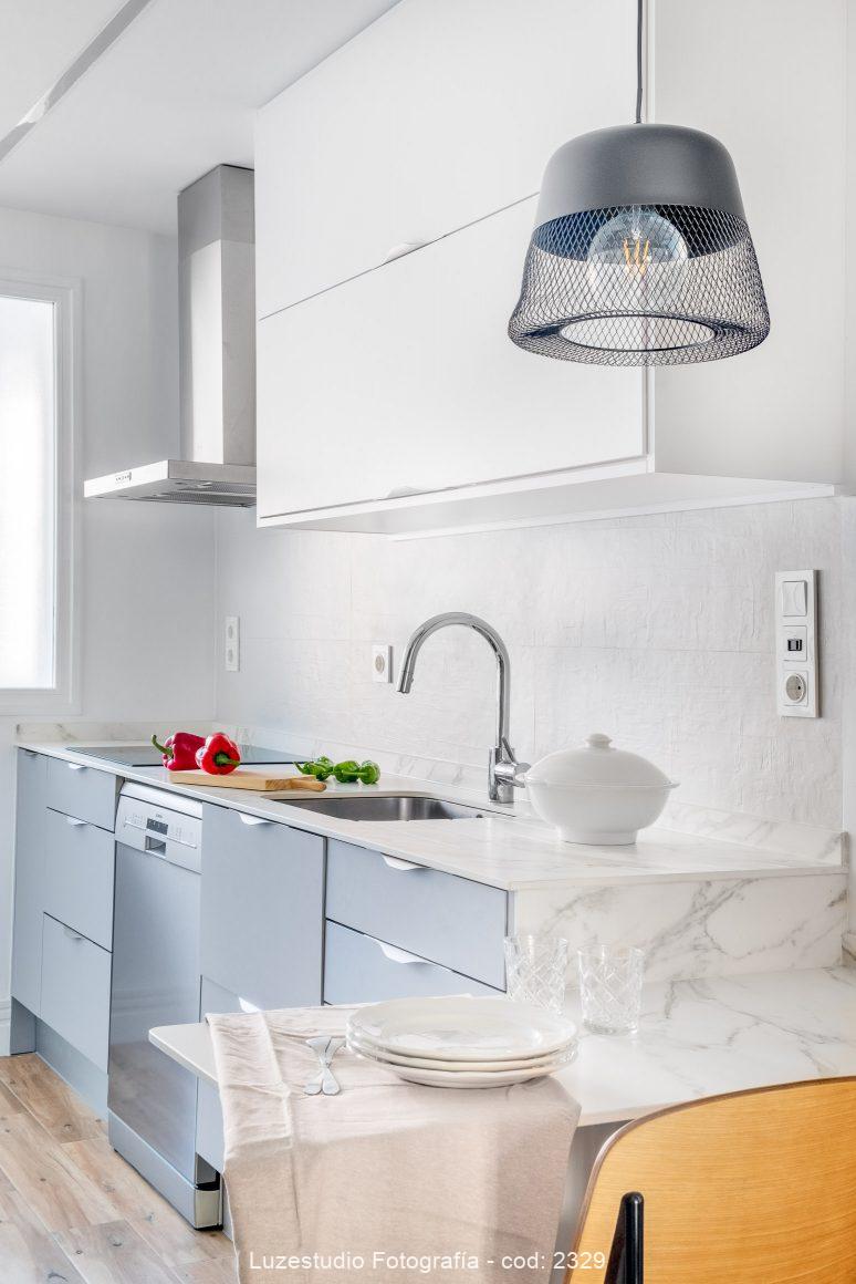 fotografía interior revista cocina con encimera y mesa de marmol diseño de interiores itta estudio