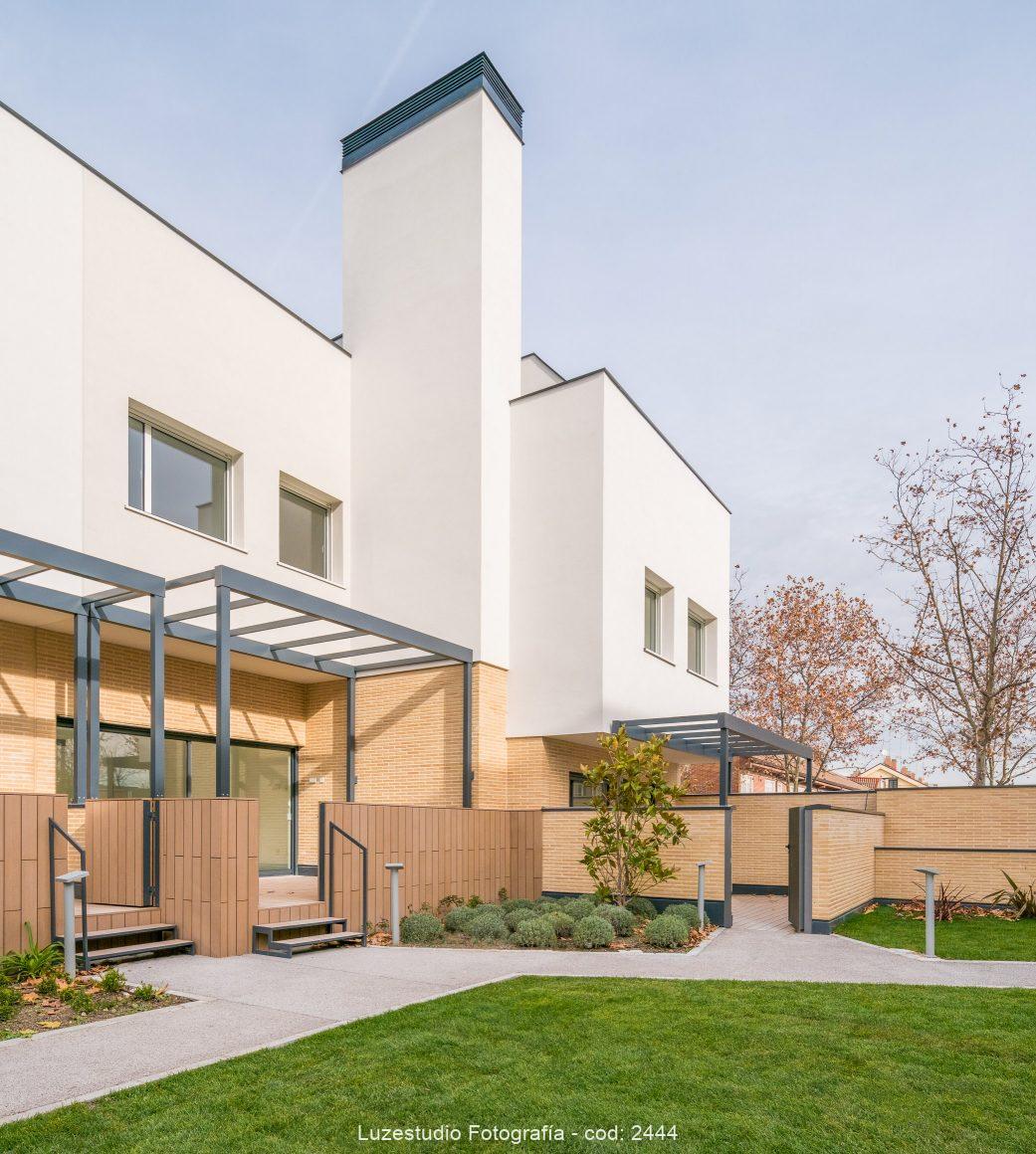 arquitectura chalet pareado obra nueva en madrid con fachada blanca