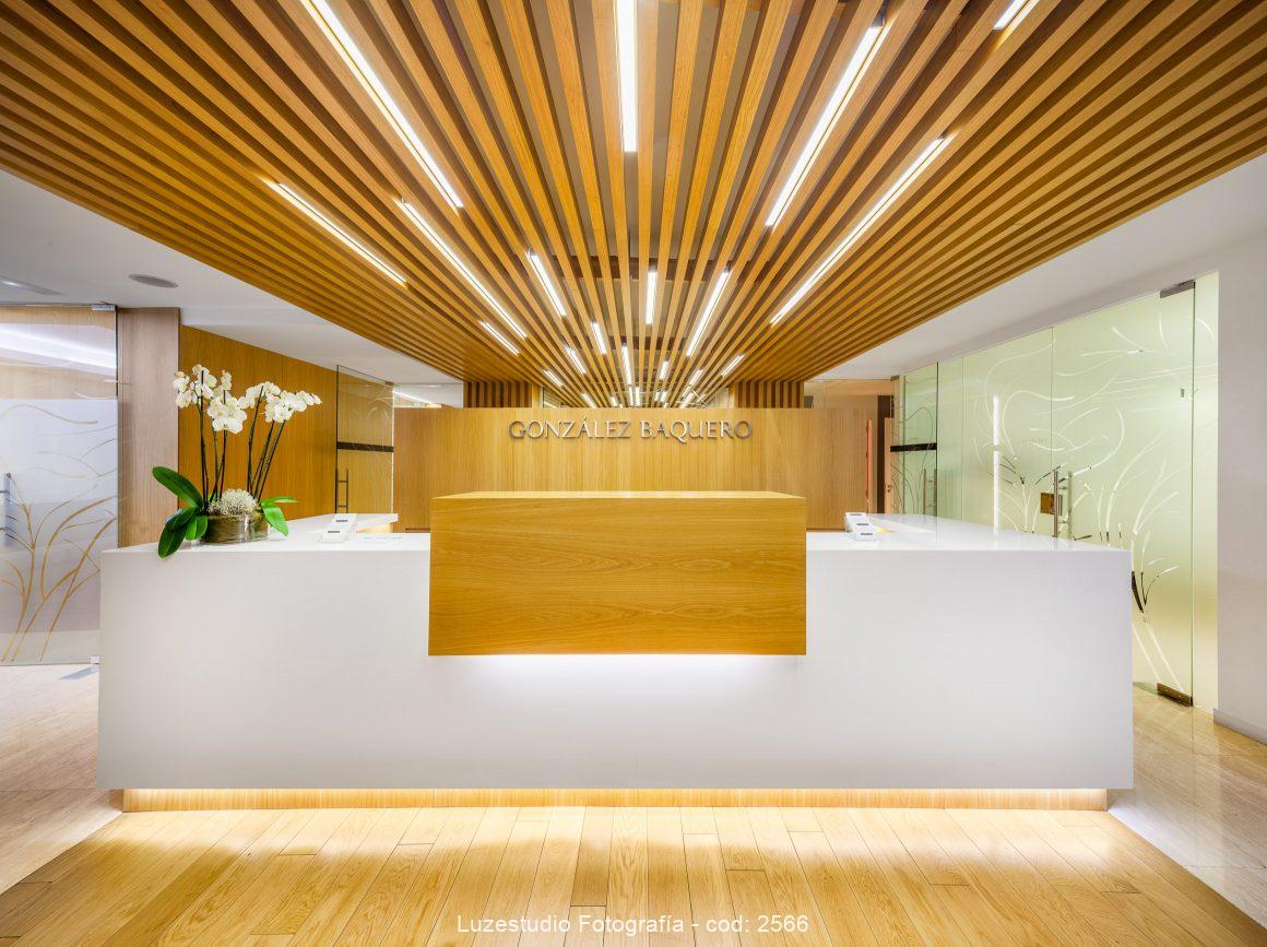 recepción clinica dental gonzalez baquero con techo de laminas de madera