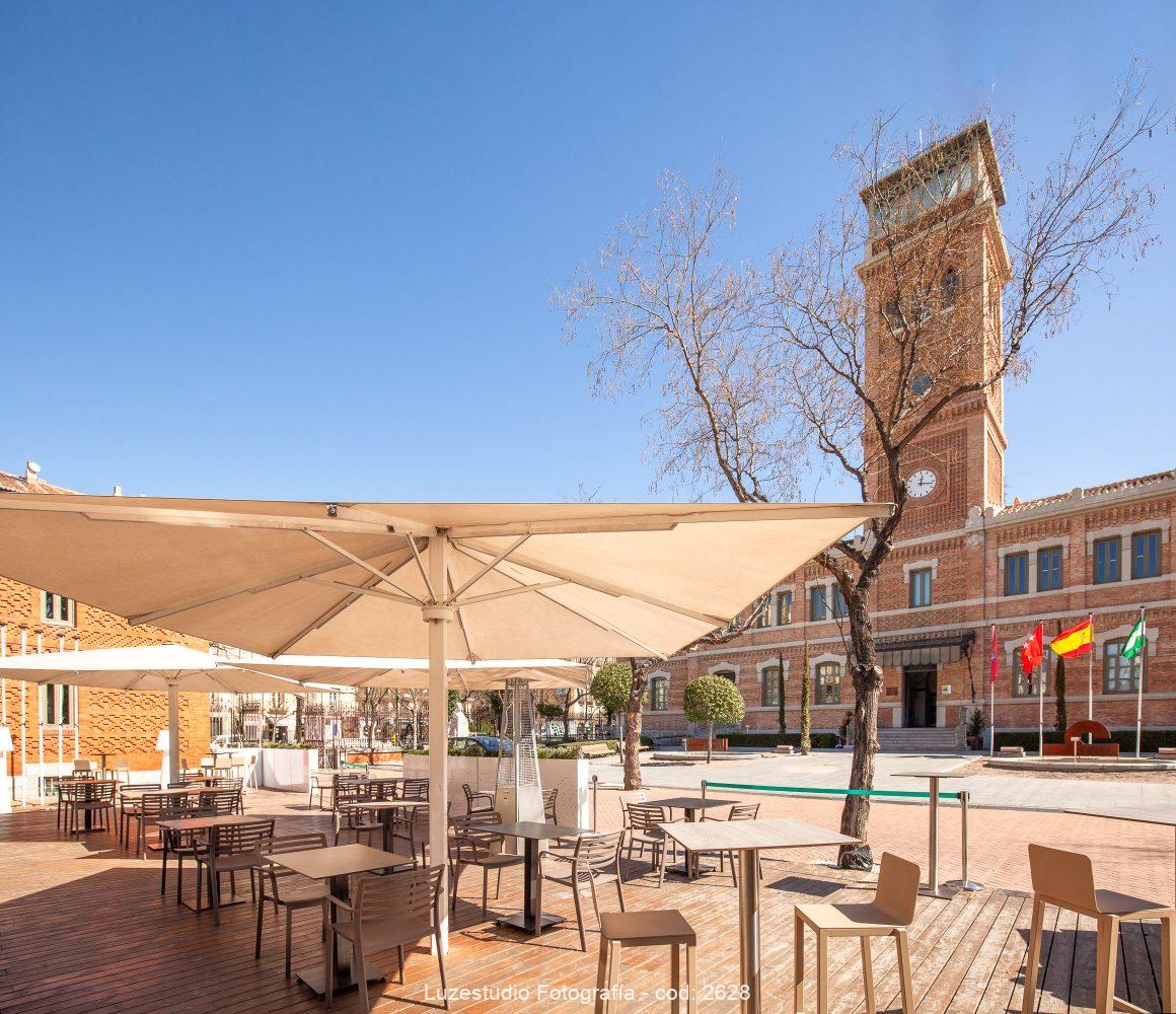 terraza de local comercial en el patio de casa arabe con toldo de iaso