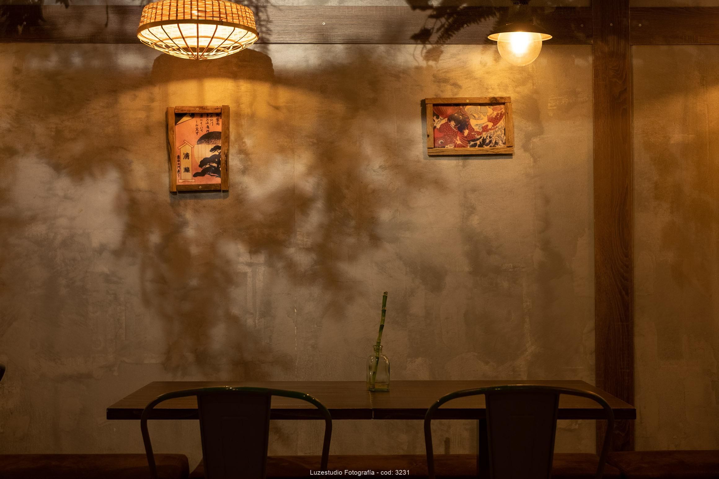 detalle del interior del restaurante ramen san con cuadros japoneses e iluminación tibia