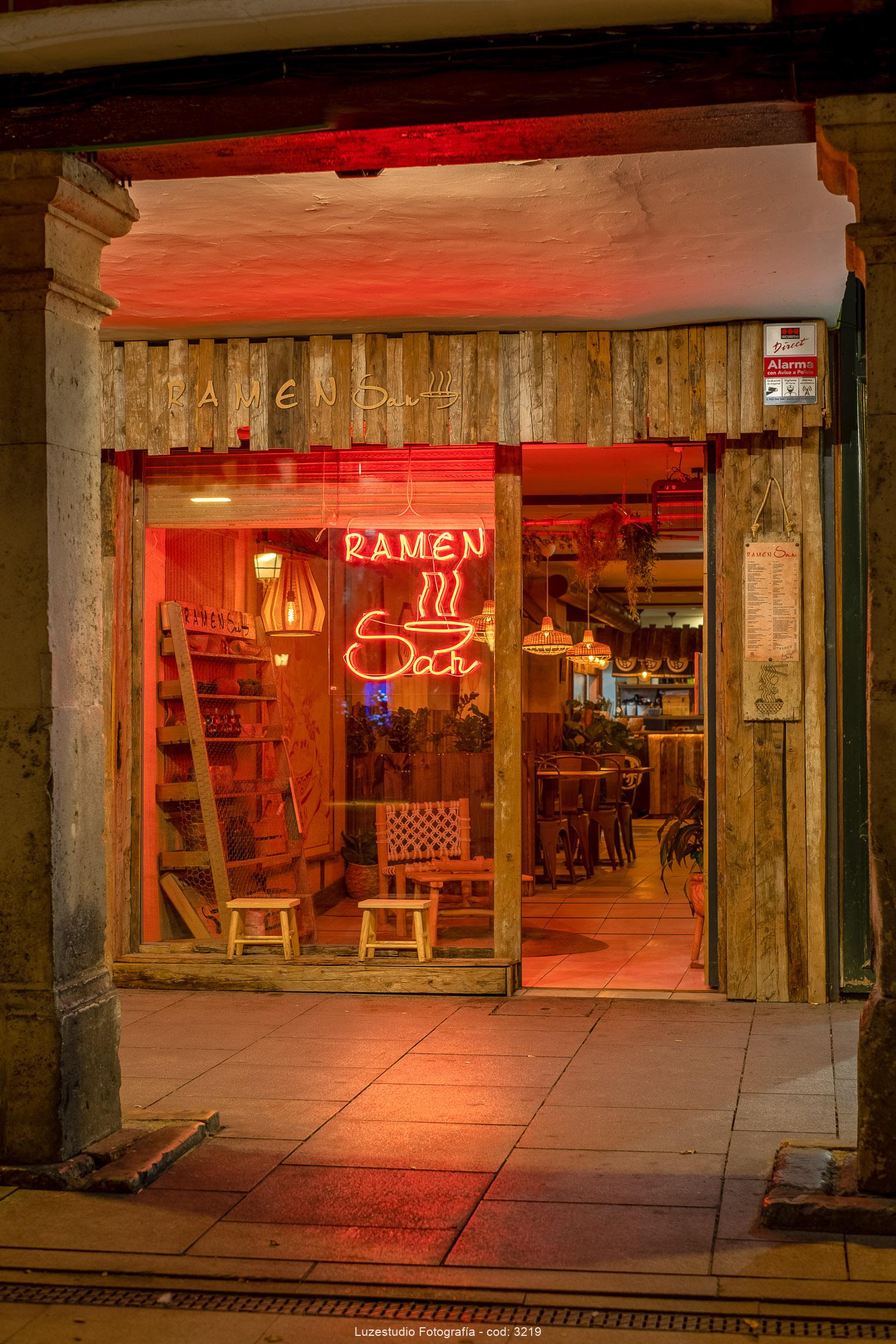 fotografía de la fachada tradicional japonesa de ramen san restaurante en alcalá de henares madrid