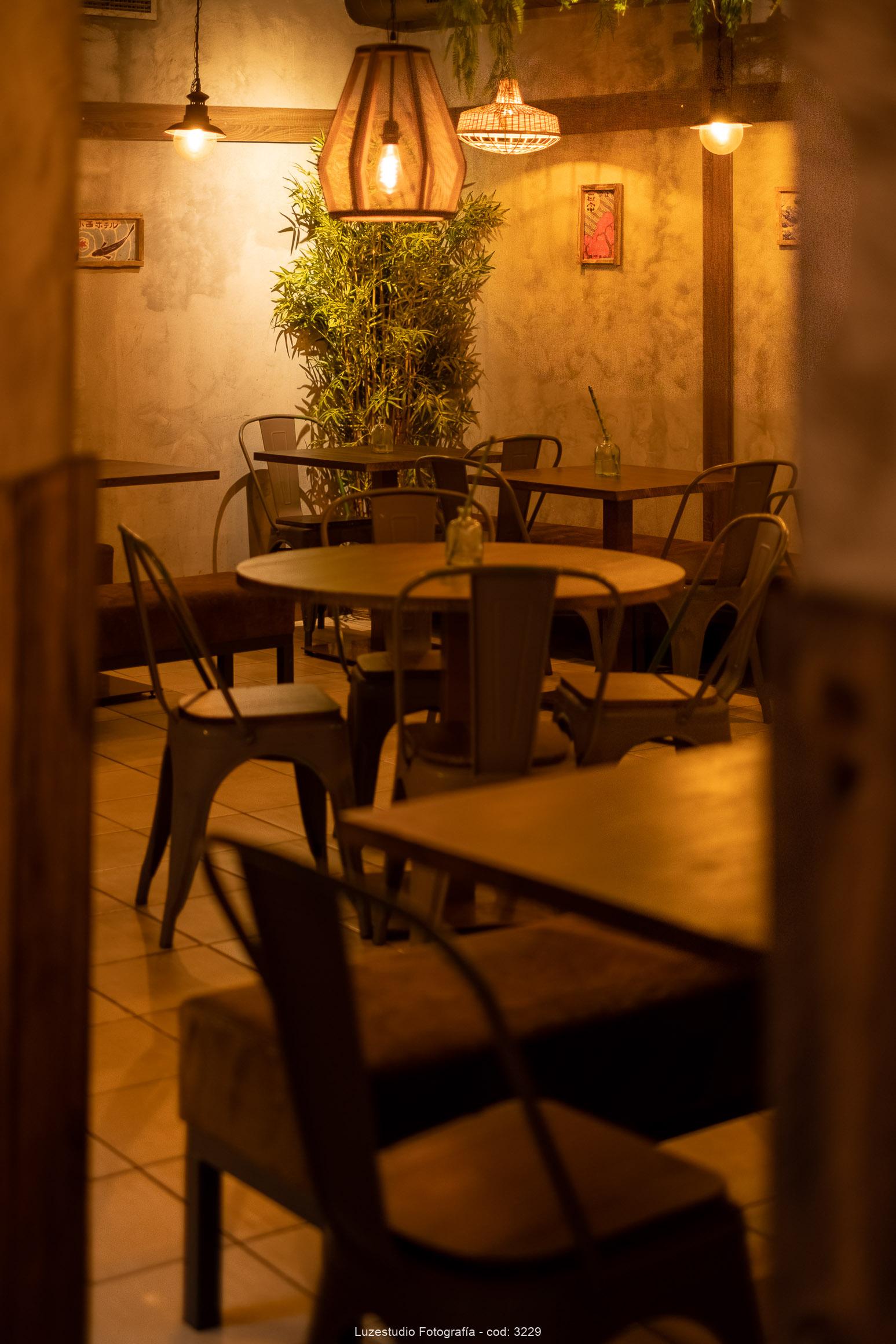 salón interior de restaurante japonés con sillas de forjado e iluminación calida
