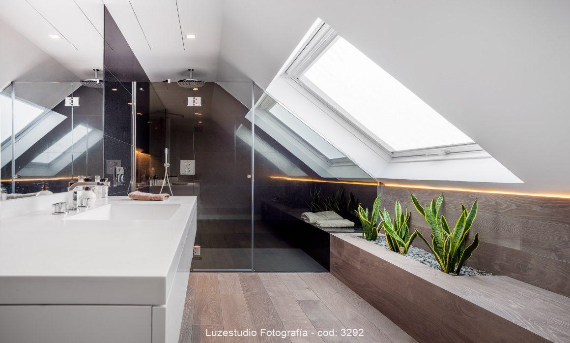 diseño de interiores fotografía de baño con ducha lavabo y tarima