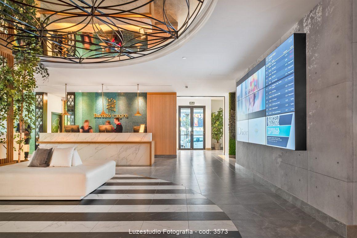 recepción hotel barceló imagine con personas en movimiento y espejo de techo