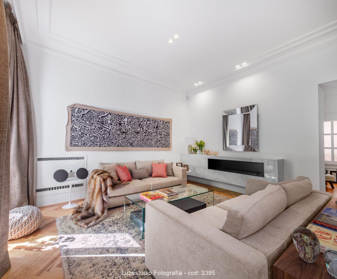 fotografía de interior inmobiliaria de salóncon sofas enfrentados techos altos en vivienda de gilmar madrid