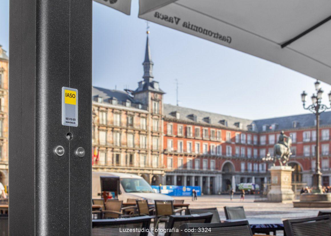la plaza mayor de madrid con estatua de felipe tercero y parasol con marca iaso
