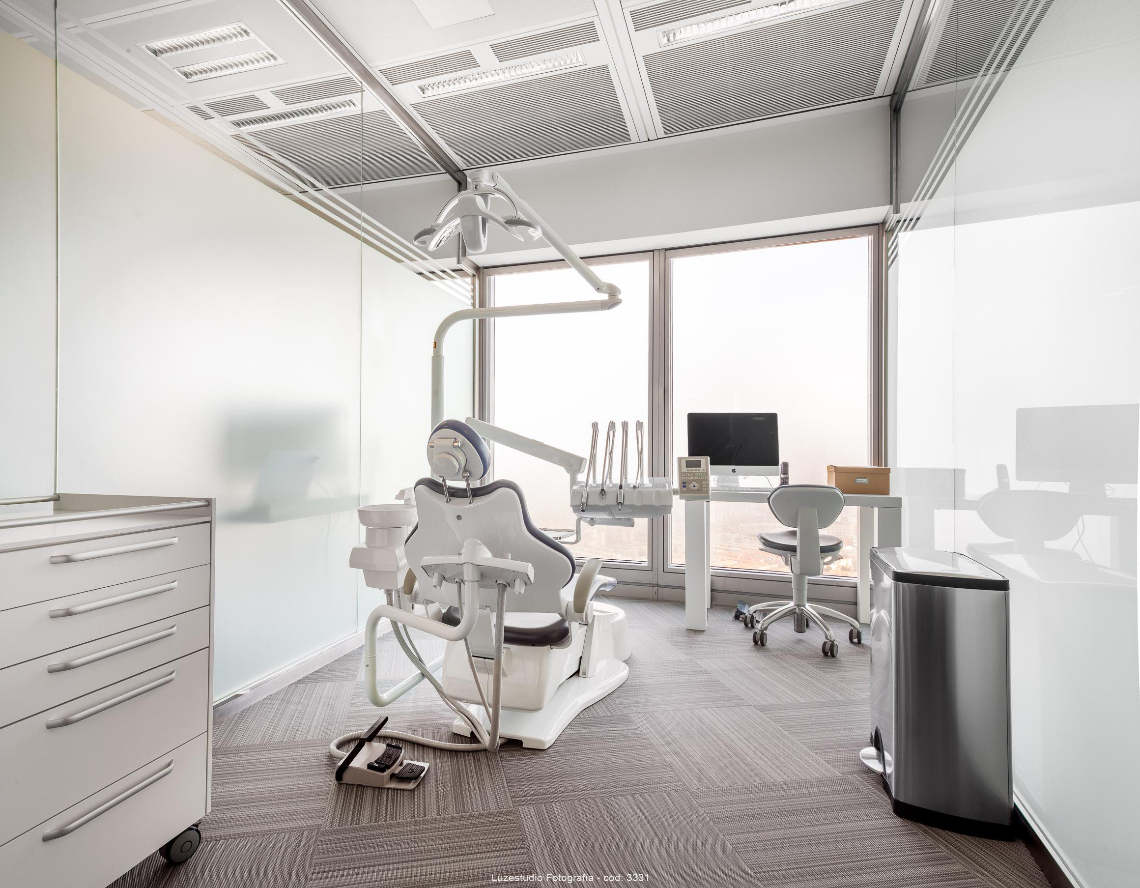 gabinete clínica dental equipado con silla y mac RC en Torre Espacio cuatro torres business area madrid