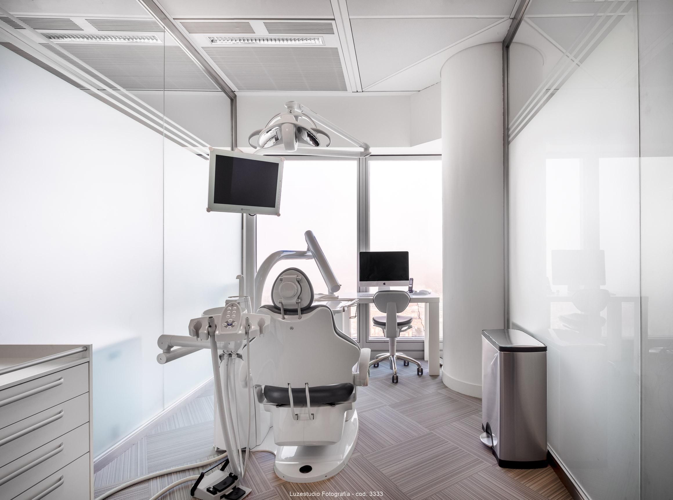foto interior gabinete clinica dental con mobiliario clínico sillón dental y taburete médico madrid