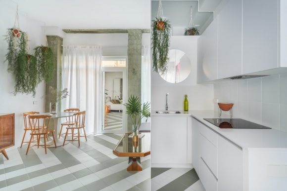 fotografía de interiores cocina blanca y salón reflejado en gran pared espejo diseño tatiana garcia bueso