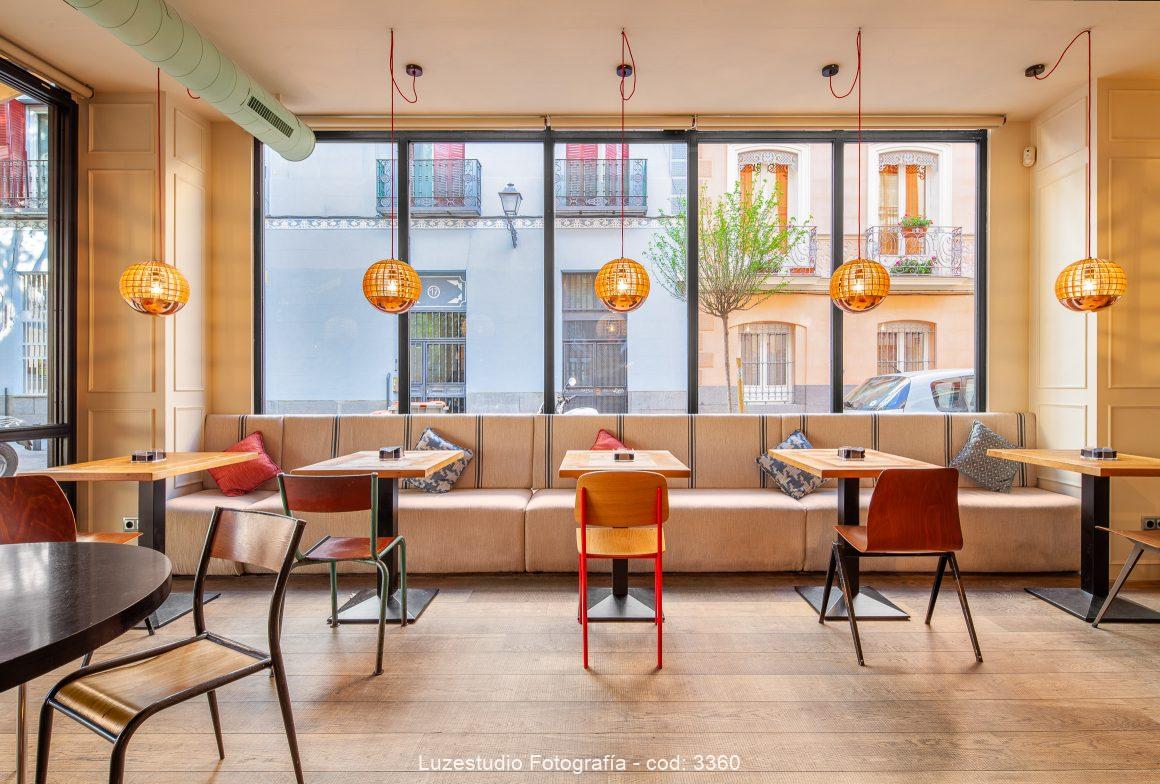 interior del restaurante frida en chueca con pared ventana mesas dobles con banco continuo