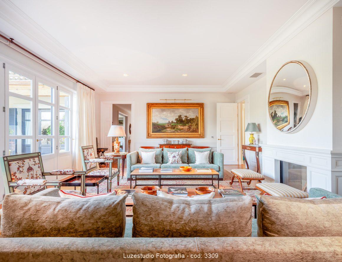 fotografo de interiores documenta salón elegante clásico con sofas y cuadro de paisaje