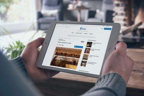 hombre sujetando ipad con fotografía de luzestudio publicada en plataforma arquitectura