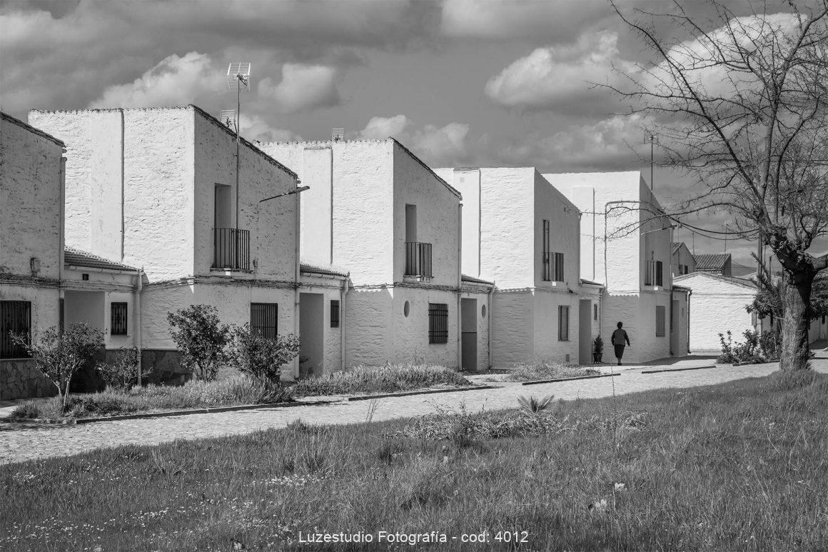 fotografía de arquitectura con mujer caminando delante de las casas icónicas de vegaviana