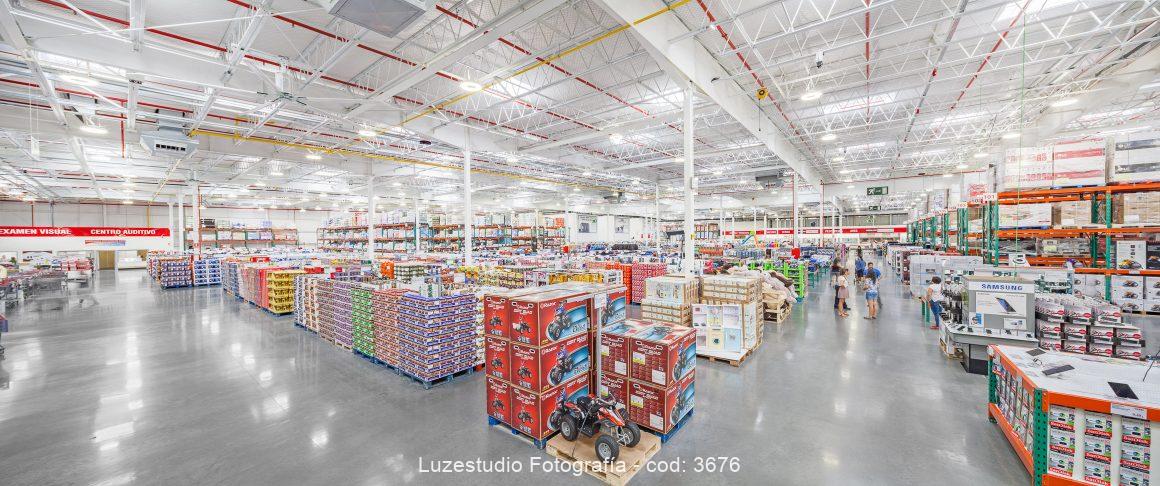 panoramica arquitectura comercial espacio tienda costco con pasillos de productos y clientes foto elevada vista completa espacio