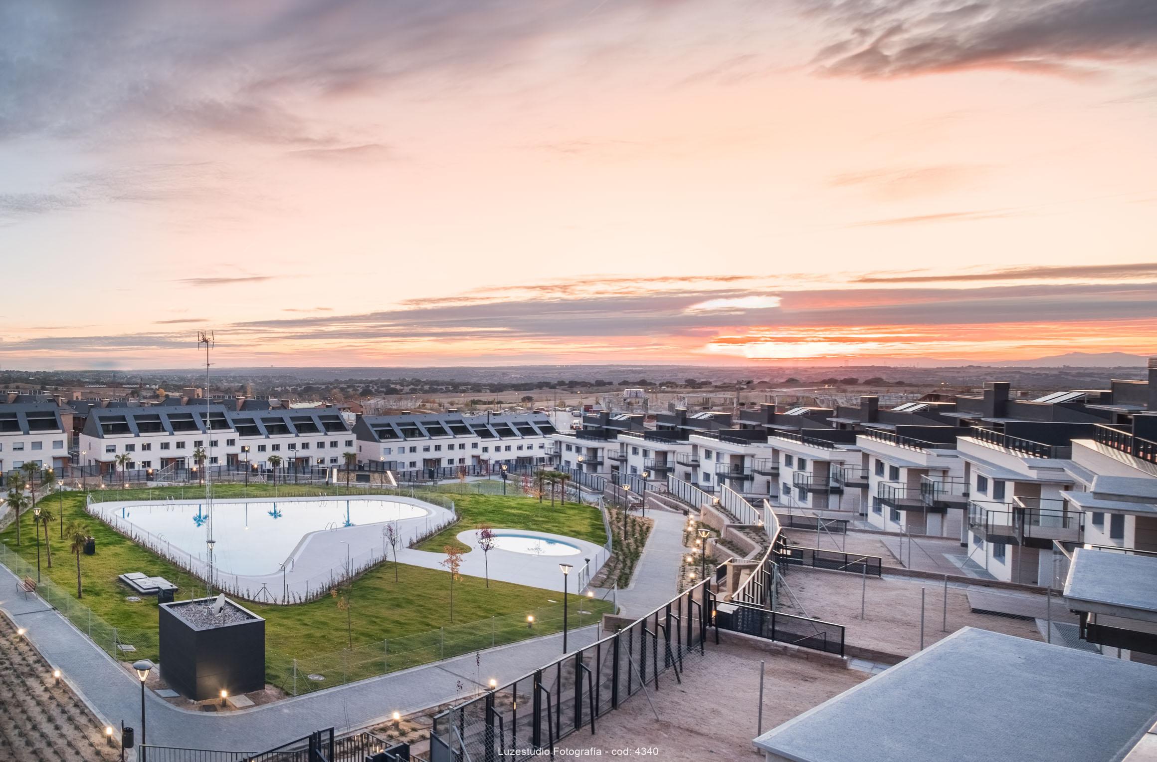 fotografía elevada construcción de chalets en boadilla del monte
