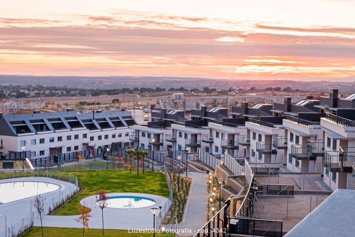 fotografía elevada puesta de sol sobre urbanización privada en boadilla del monte fotografía de proyectos residenciales en la comunidad de madrid