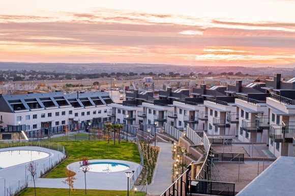 fotografía elevada puesta de sol sobre urbanización privada en boadilla del monte fotografía de proyectos residenciales en la comunidad de madrid