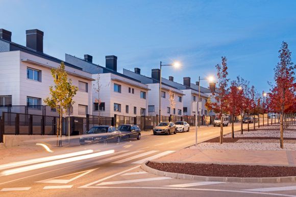 Fotografía promociones inmobiliarias hora azul en calle con chalets pareados y coche pasando boadilla del monte