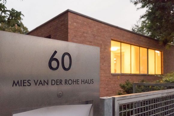 letrero entrada a mies van der rohe haus en berlin alemania