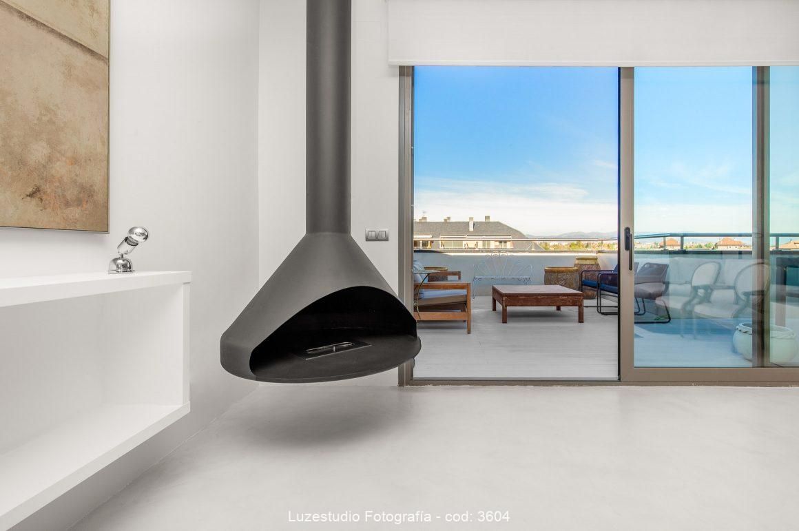 chimenea colgante en salón con terraza con vistas en comunidad de madrid
