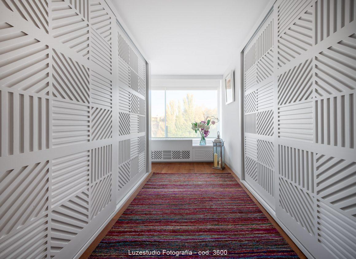armarios empotrados con frente de diseño y suelo de tarima en casa diseñada por ssarq en madrid