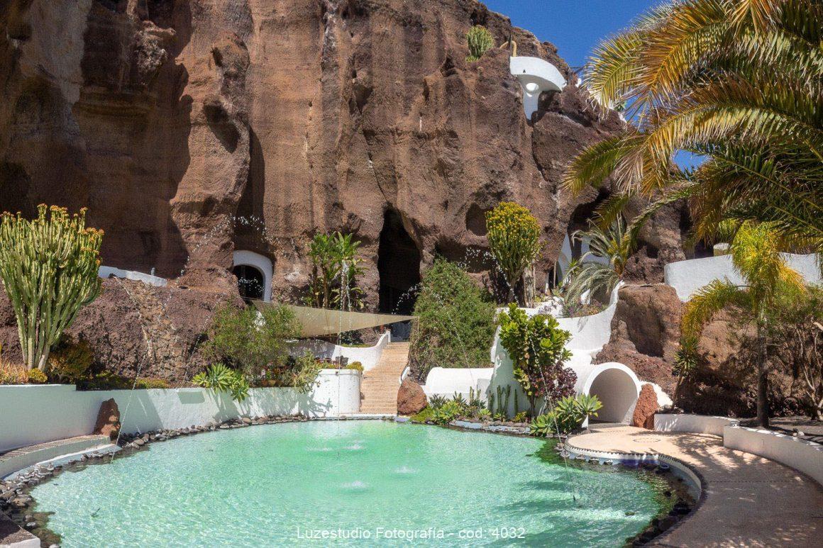 Casa Lagomar en Lanzarote diseño de Jesús Soto con lago y palmeras