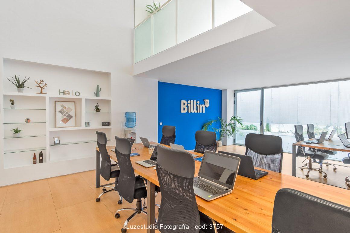 fotografía de arquitectura oficina billin con doble altura y mesas coworking