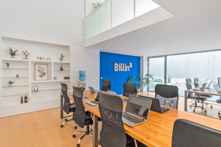 fotografía de arquitectura oficina billin con doble altura y mesas coworking