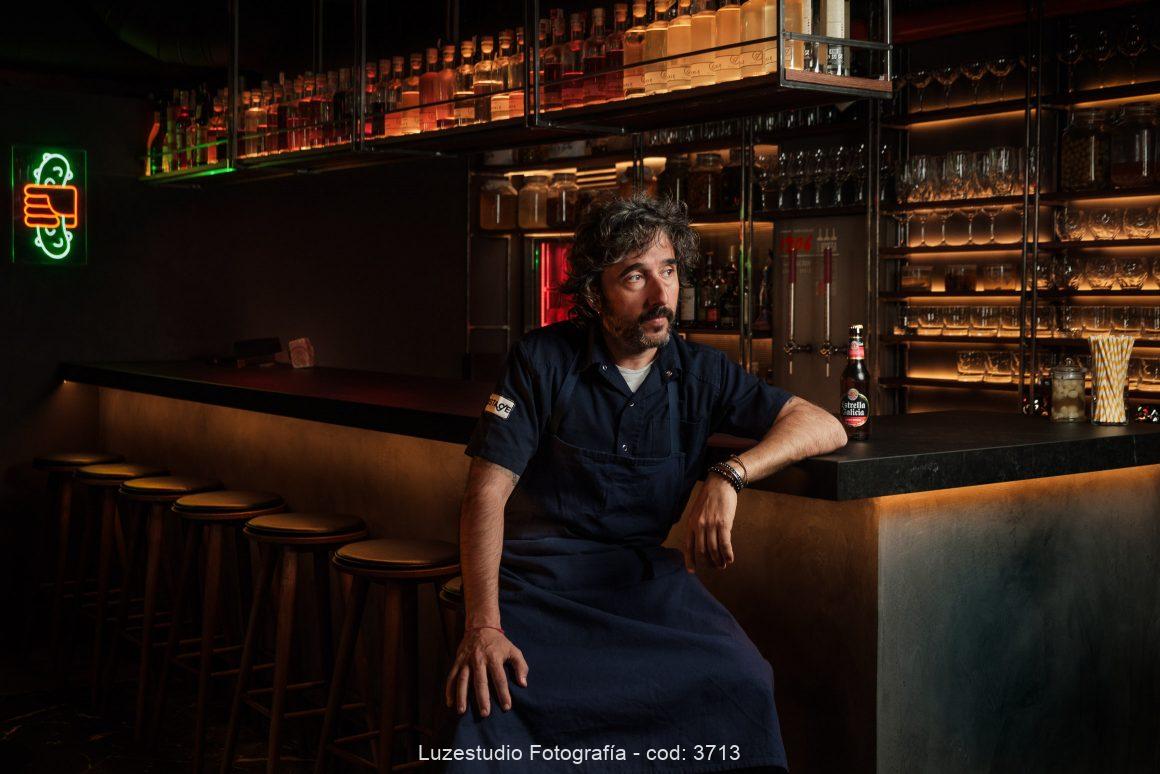 retrato chef diego guerrero estrellas michelin en dspeakeasy dpickle room para estrella galicia copyright luzestudio