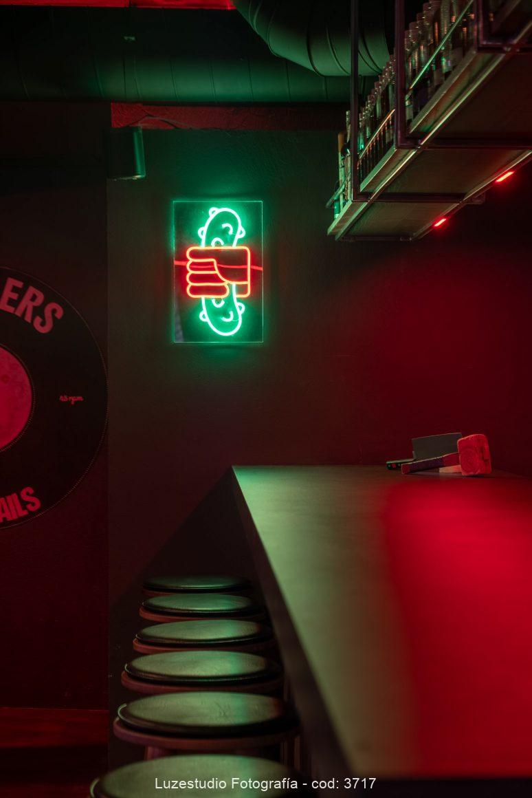 barra iluminada por rótulo con led verde y rojo en bar de chueca madrid