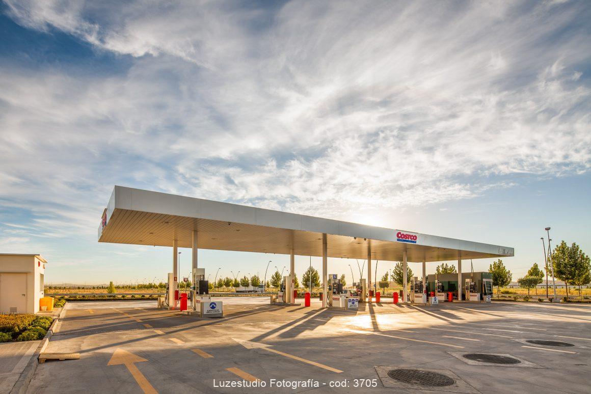 gasolinera costco getafe en un día cálido de verano luz natural sol brillante