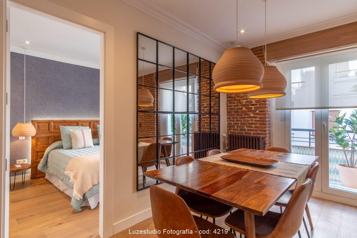 comedor con puerta abierta a dormitorio en piso de diseño de lujo en madrid