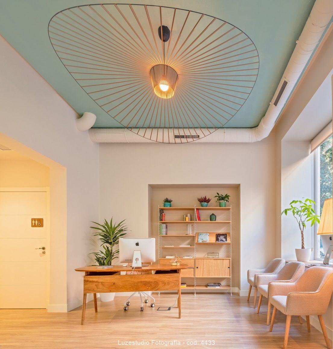 fotografía diseño de interior de gonzalo trives recepción clínica EstudioFisio en Madrid con gran lampra de techo