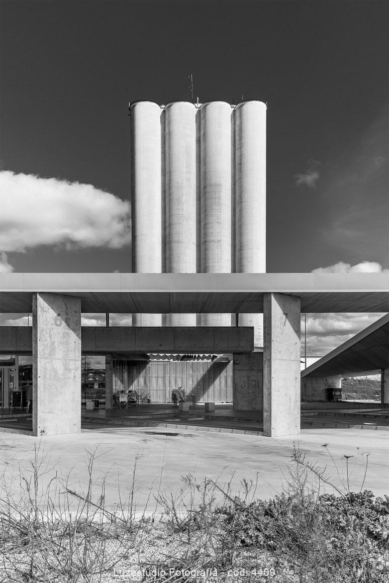 silos de hormigón detras de la estación de autobus de trujillo