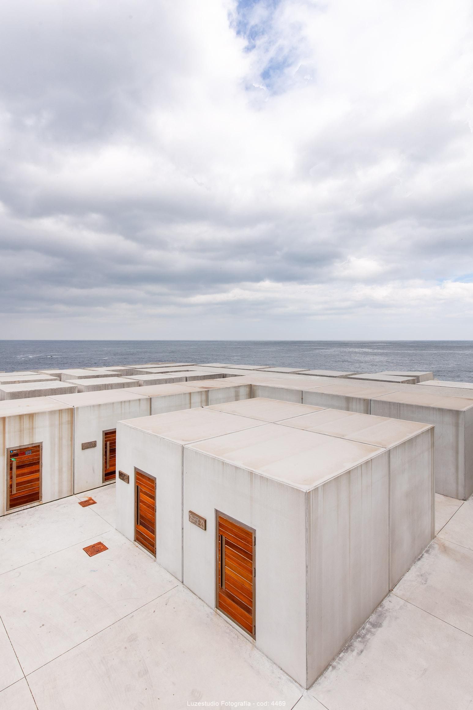 arquitectura con hormigón madera y el oceano atlantico en galicia