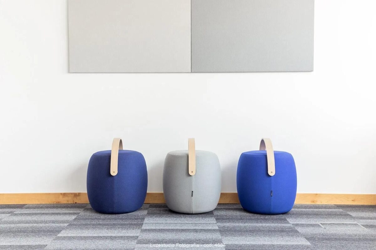 sillas cubo de diseño tonoz azul y gris sobre suelo de moqueta en aula de formación