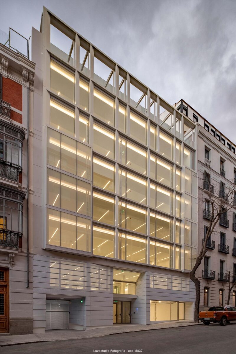 fotografía de arquitectura edificio yuko iluminado en hora azul para allende arquitectos