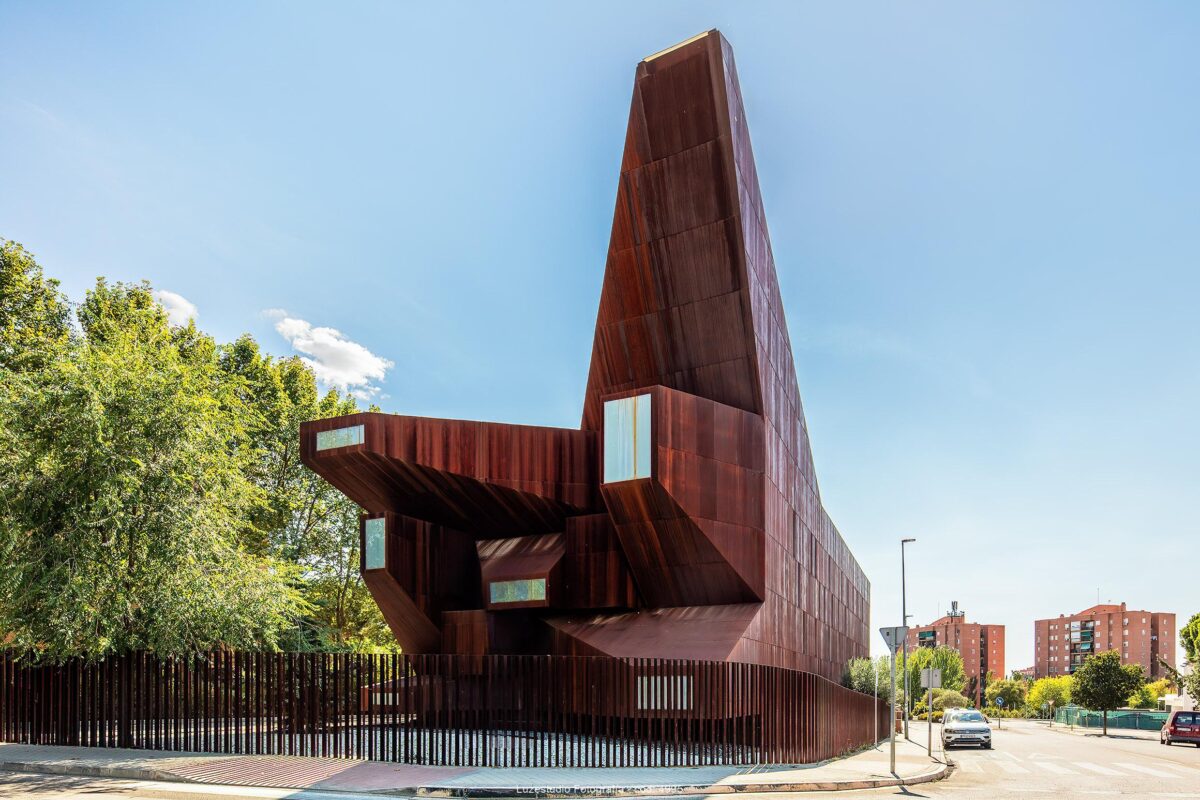 fachada futurista de iglesia fotografiada por fotografo de arquitectura en madrid