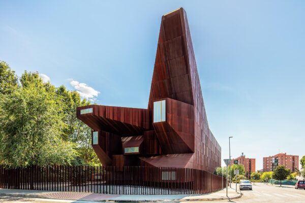 fachada futurista de iglesia fotografiada por fotografo de arquitectura en madrid
