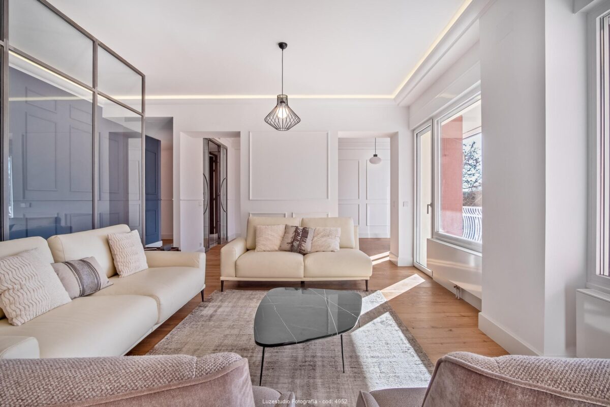 fotografía de interiorismo salón con sofas y mesa de marmol