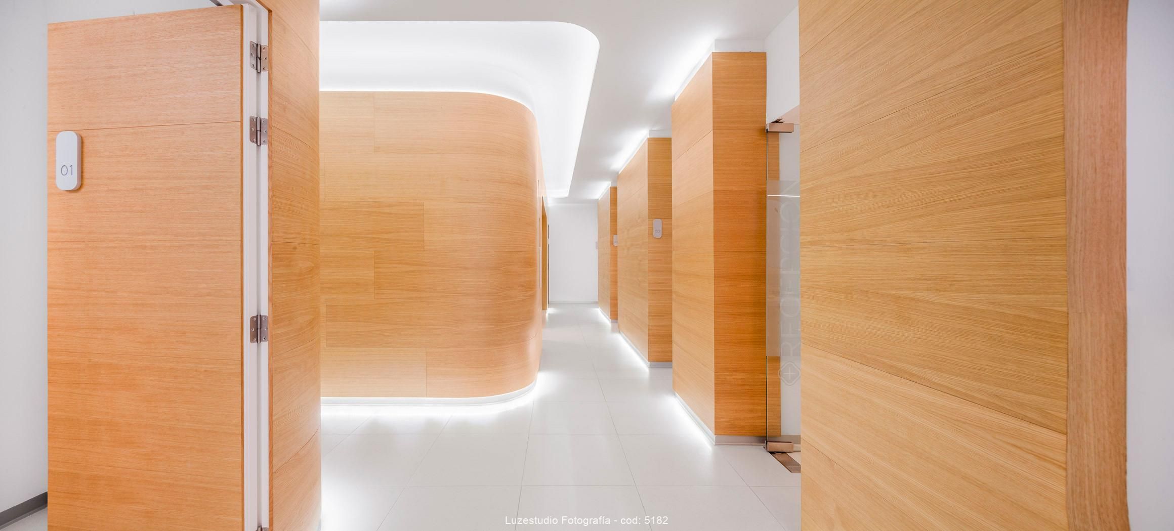 pasillo en clínica dental con paredes y puertas de madera