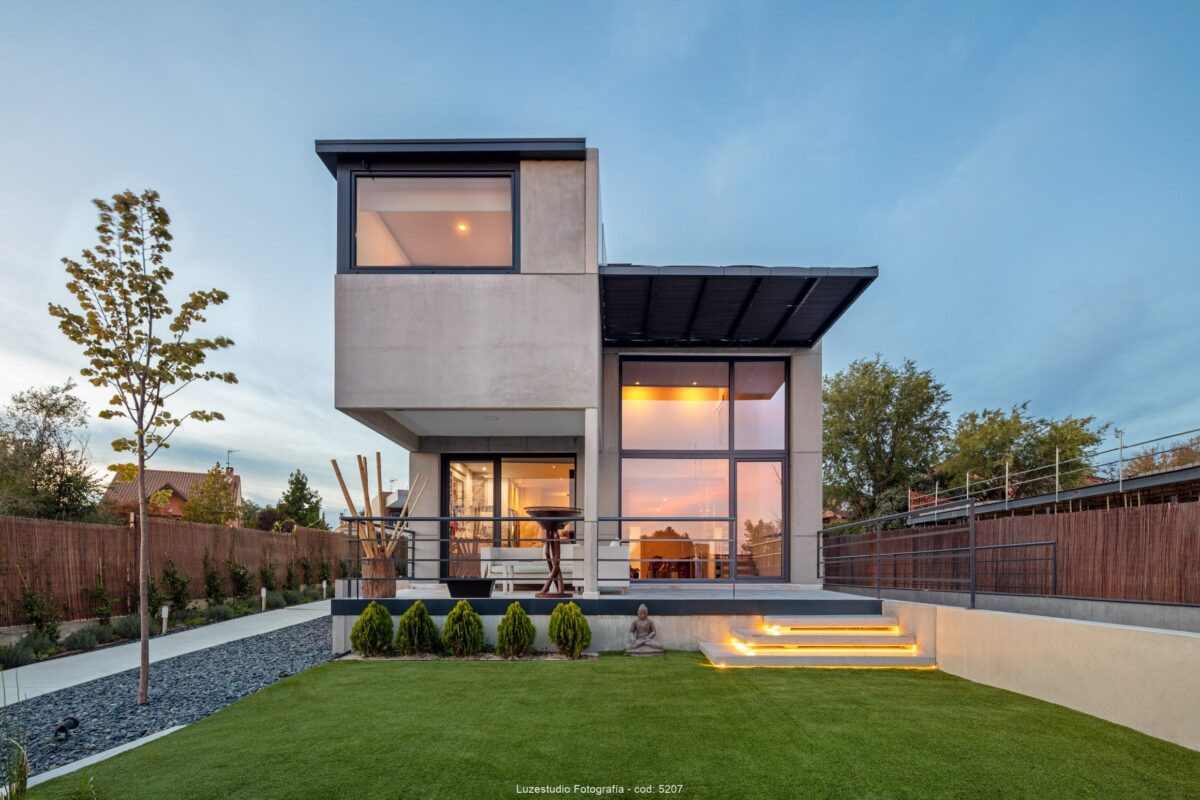 fotografía de arquitectura casa modular prefabricada de hormigón en pozuelo