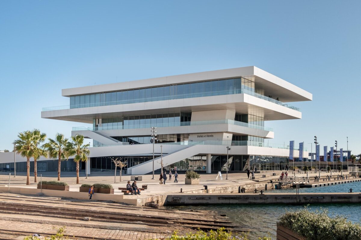 fotografía de arquitectura edificio veles et vents en el puerto de valencia